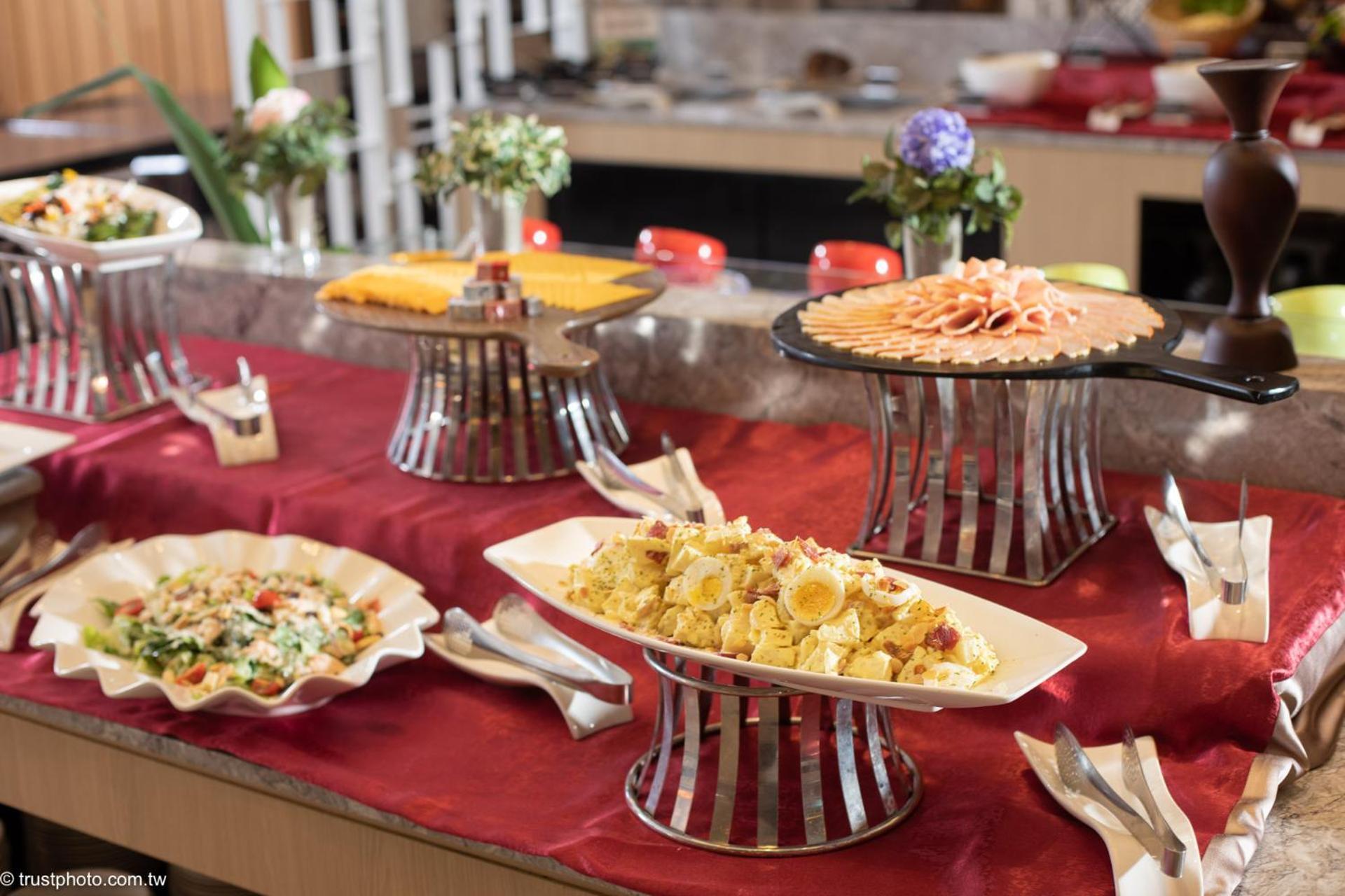 Grand Bay Resort Hotel Kota Tua Kota Tua Hengchun Bagian luar foto A buffet at a hotel