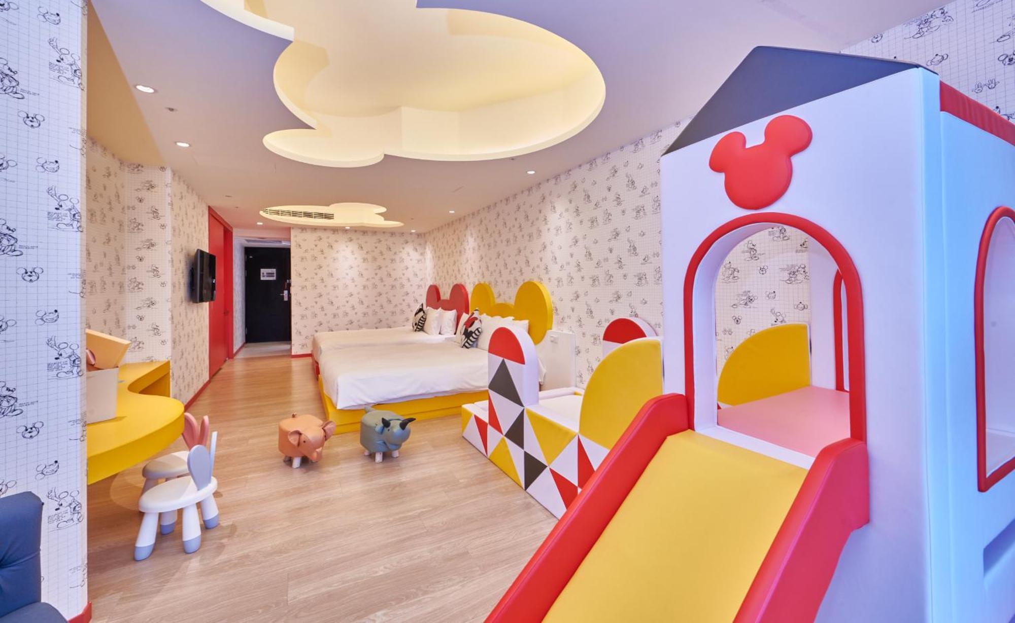 Grand Bay Resort Hotel Kota Tua Kota Tua Hengchun Bagian luar foto A Disney themed room at the hotel