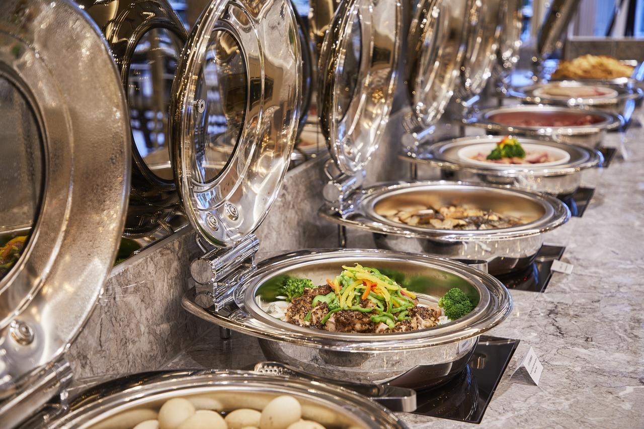 Grand Bay Resort Hotel Kota Tua Kota Tua Hengchun Bagian luar foto A selection of chafing dishes